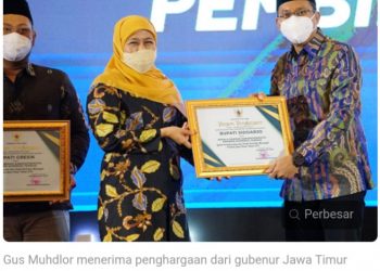 Gubernur Khofifah Serahkan Penghargaan Kepada Bupati Sidoarjo Sebagai Pembina Koperasi Terbaik
