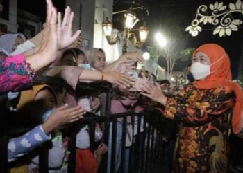 Gubernur khofifah Raih Anugerah Pemimpin Terpopuler di Media Online