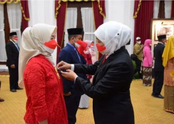 Gubernur Sematkan Satyalancana Karya Satya Kepada 460 ASN