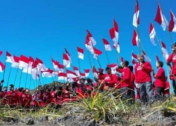 Gubernur Khofifah Apresiasi   Pengibaran 77 Bendera Merah Putih di Puncak Arjuno