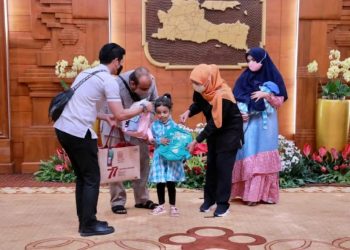 Gubernur Khofifah Trenyuh Melihat Anak yang Mencintai Negerinya