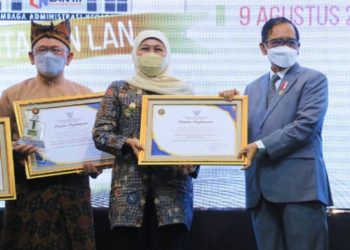 Gubernur Khofifah Terima Penghargaan dari LAN