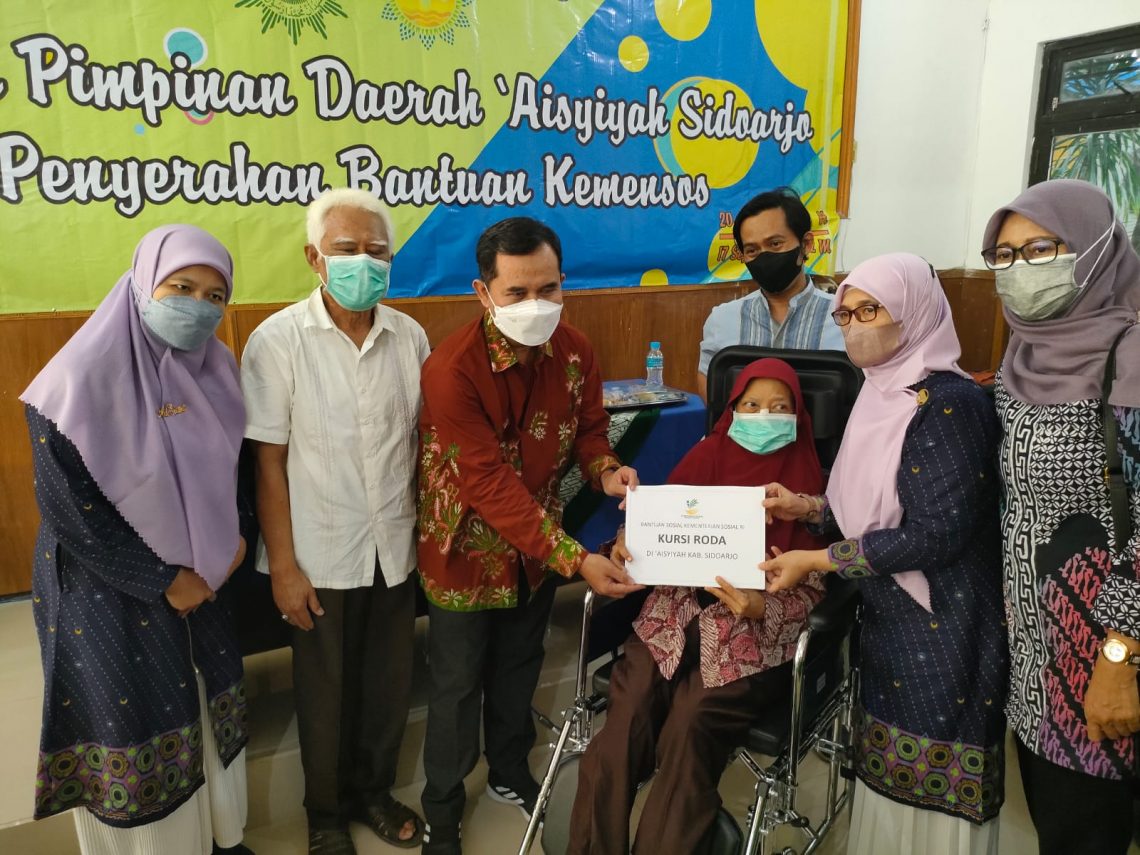Aisyiyah Sidoarjo Bantu Kursi Roda