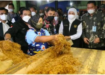 Gubernur Khofifah Resmikan Peluncuran 15 Dump Truck