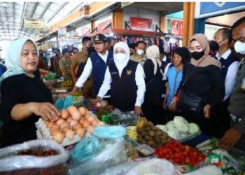 Gubernur Khofifah Blusukan Pantau Harga Pangan di Pasar Babat Lamongan