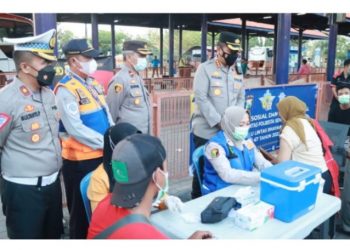 Sambil Tinjau Vaksinasi Boster Kapolresta Bagikan Sembako