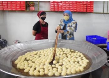 Gubernur Khofifah Kagumi Onde-onde Bo Liem Mojokerto