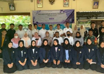 KKN Mahasiswa Unesa Ajarkan  Budi Daya Ikan