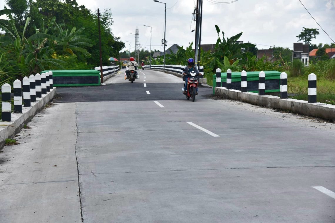 Bupati Muhdlor Bangga Jalan Beton Mulai Tuntas