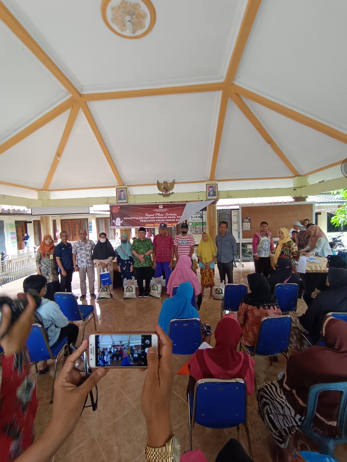 Usman Awasi Distribusi Bantuan Beras di 5 Desa