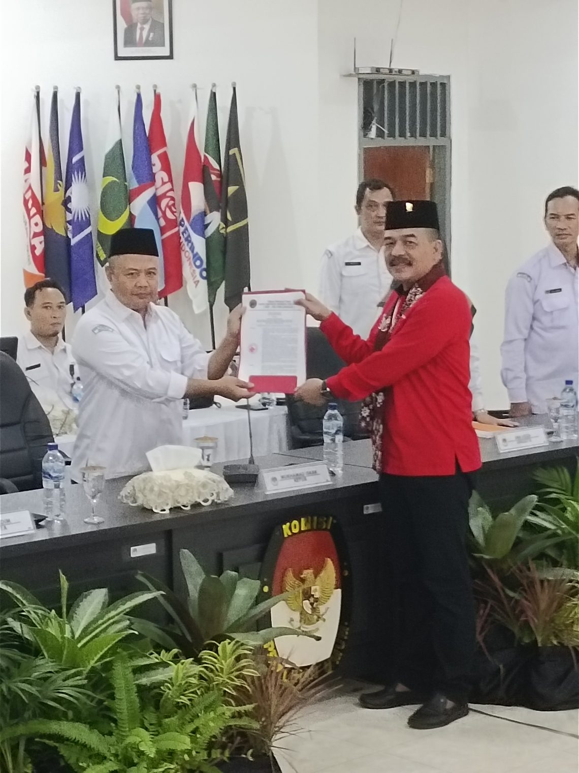 PDI-P Konvoi Jalan Kaki Daftarkan Calegnya di KPUD Sidoarjo