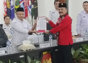 PDI-P Konvoi Jalan Kaki Daftarkan Calegnya di KPUD Sidoarjo