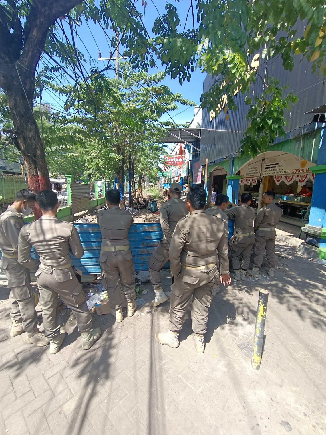 Sisa Kerusuhan Pasar Larangan Mulai Dibersihkan