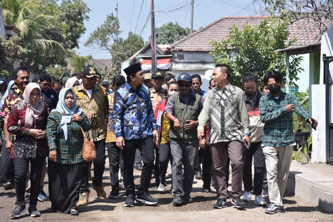 Gus Muhdlor Pantau Betonisasi Banjarpanji, Tanggulangin