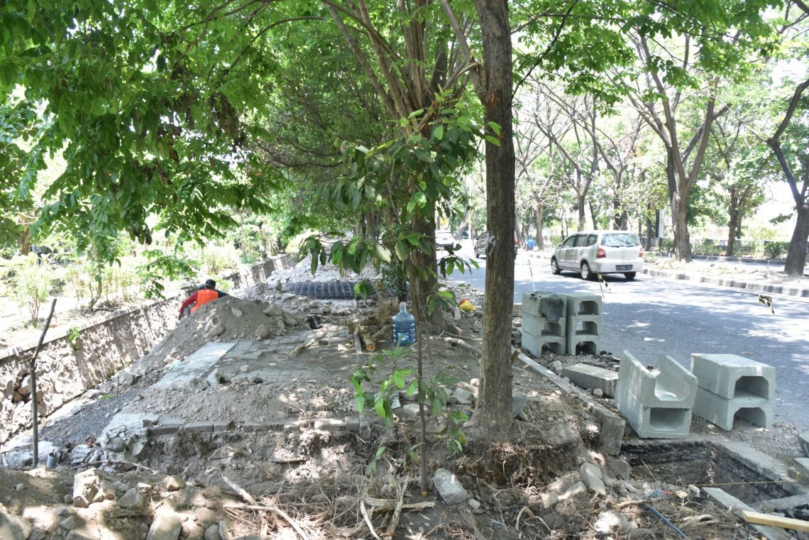 Trotoar Lingkar Barat dipercantik