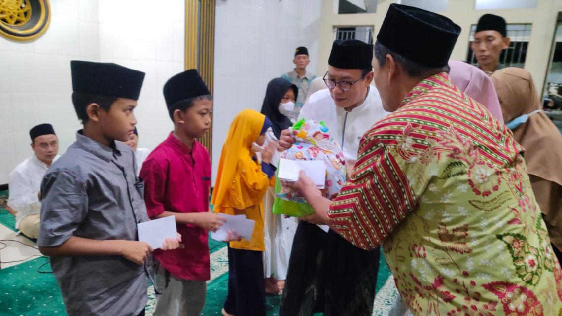 Abah Usman Berbagi Bersama Anak Yatim Piatu
