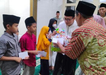 Abah Usman Berbagi Bersama Anak Yatim Piatu