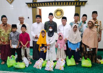Abah Usman Berbagi Bersama Anak Yatim Piatu