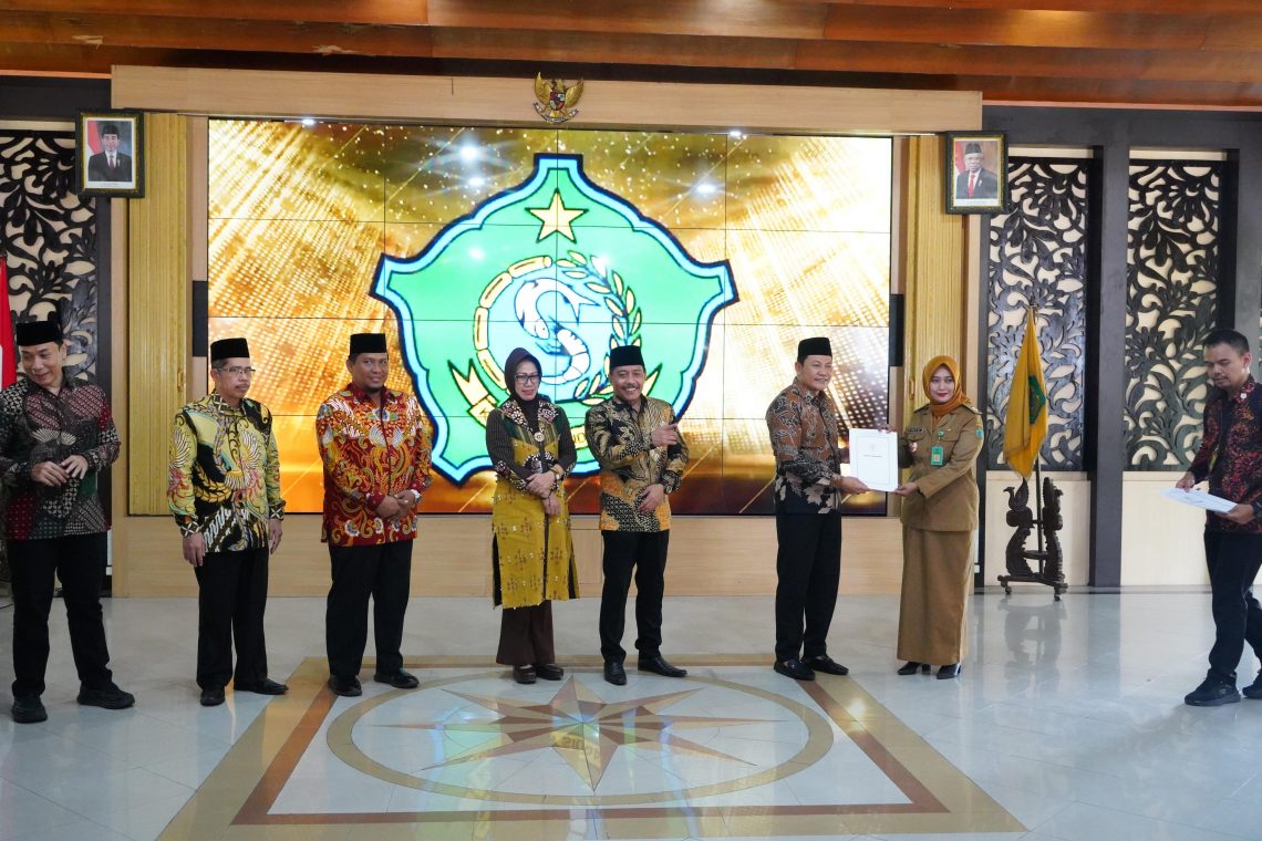 Plt Bupati Sidoarjo Serahkan 58 SK Penambahan 2 Tahun Jabatan Kades
