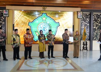 Plt Bupati Sidoarjo Serahkan 58 SK Penambahan 2 Tahun Jabatan Kades