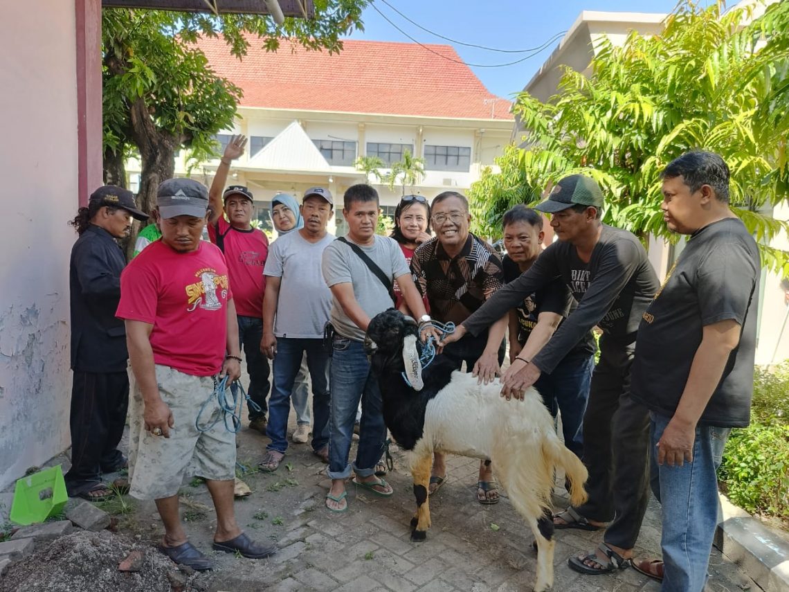 Merawat Kerukunan, Wartawan DPRD Sidoarjo korban 2 Kambing