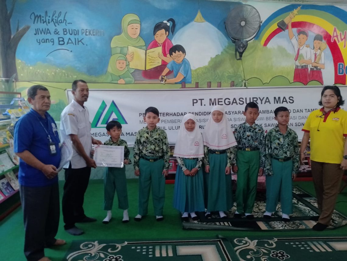 Megasurya Mas Serahkan Bea Siswa Untuk Siswa Berprestasi di Waru