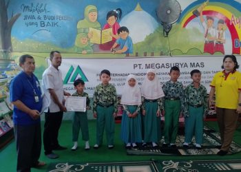 Megasurya Mas Serahkan Bea Siswa Untuk Siswa Berprestasi di Waru