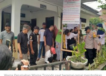 Balai RW Dipasang  OTK, Dirobohkan Warga Wisma Tropodo