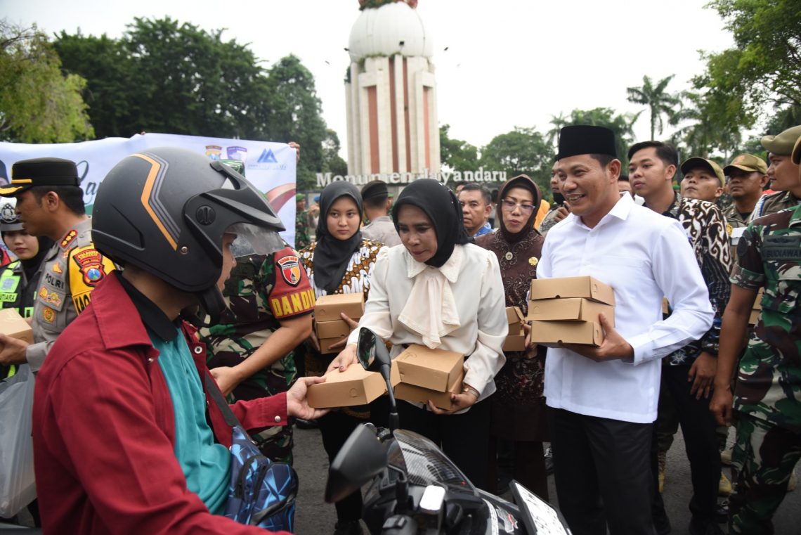 Forkompimda Sidoarjo Bagikan 4 Ribu Takjil