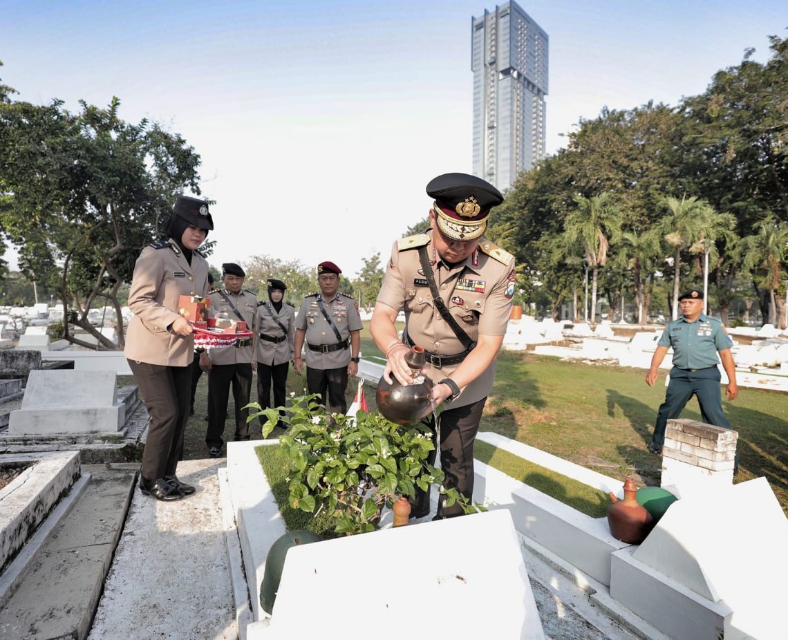 Jajaran Polda Ziarah ke Makam Pahlawan 10 Nov, Surabaya