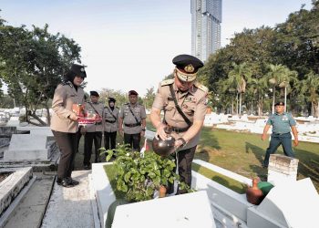 Jajaran Polda Ziarah ke Makam Pahlawan 10 Nov, Surabaya