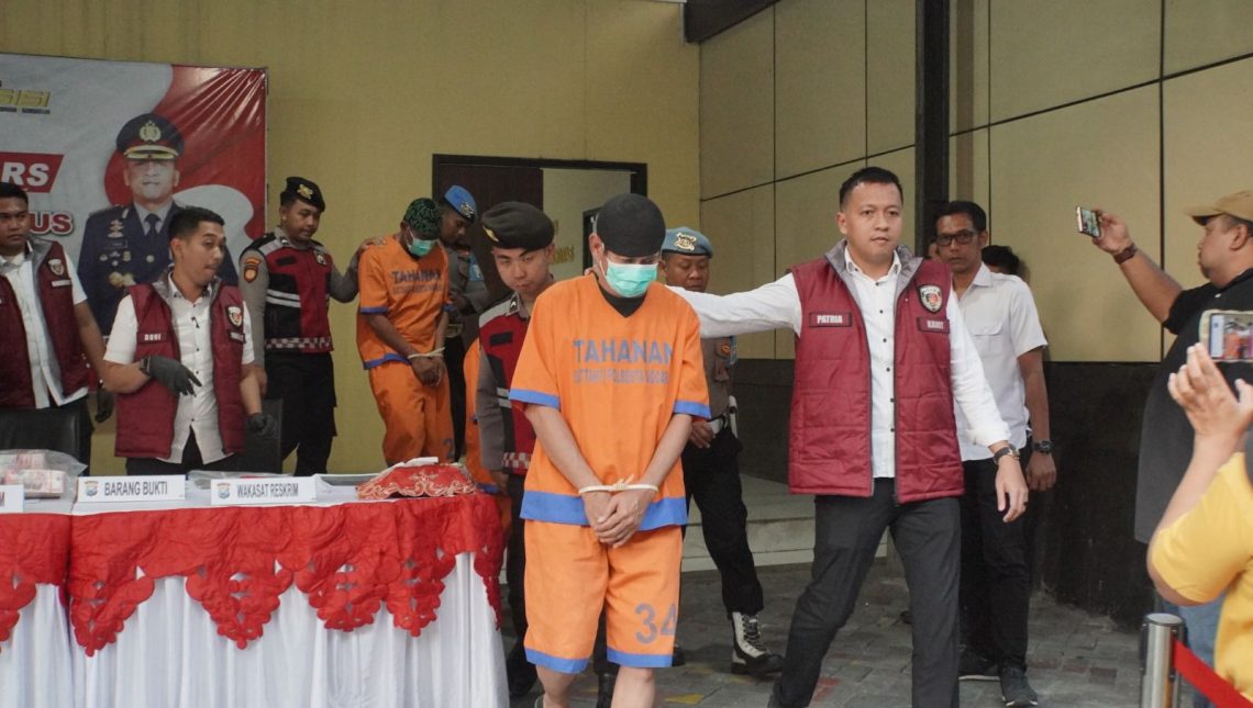 Wanita Misterius di Balik OTT Kades