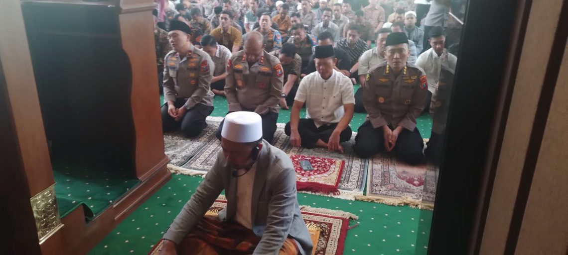 Polda Jatim Gelar Sholat Ghoib Untuk Almarhum Driver Ojol Affan Kurniawan