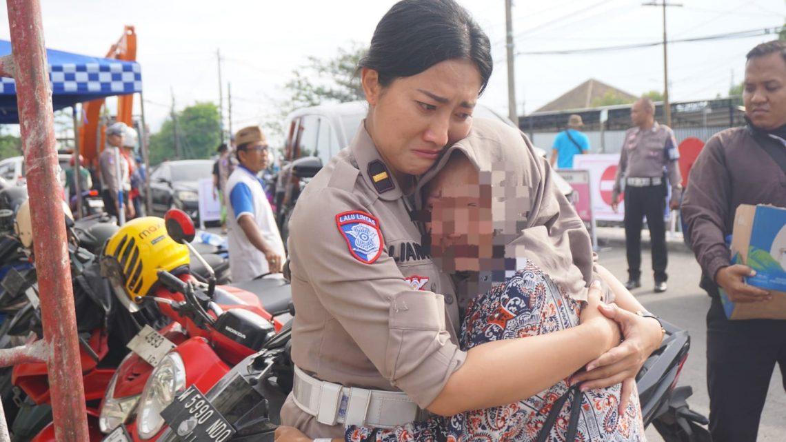 Polwan Polresta Sidoarjo Beri Pendampingan Keluarga Korban Al Khoziny