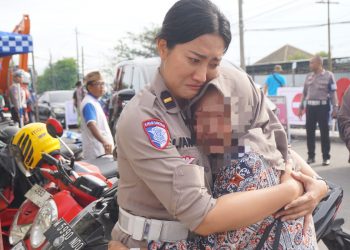 Polwan Polresta Sidoarjo Beri Pendampingan Keluarga Korban Al Khoziny