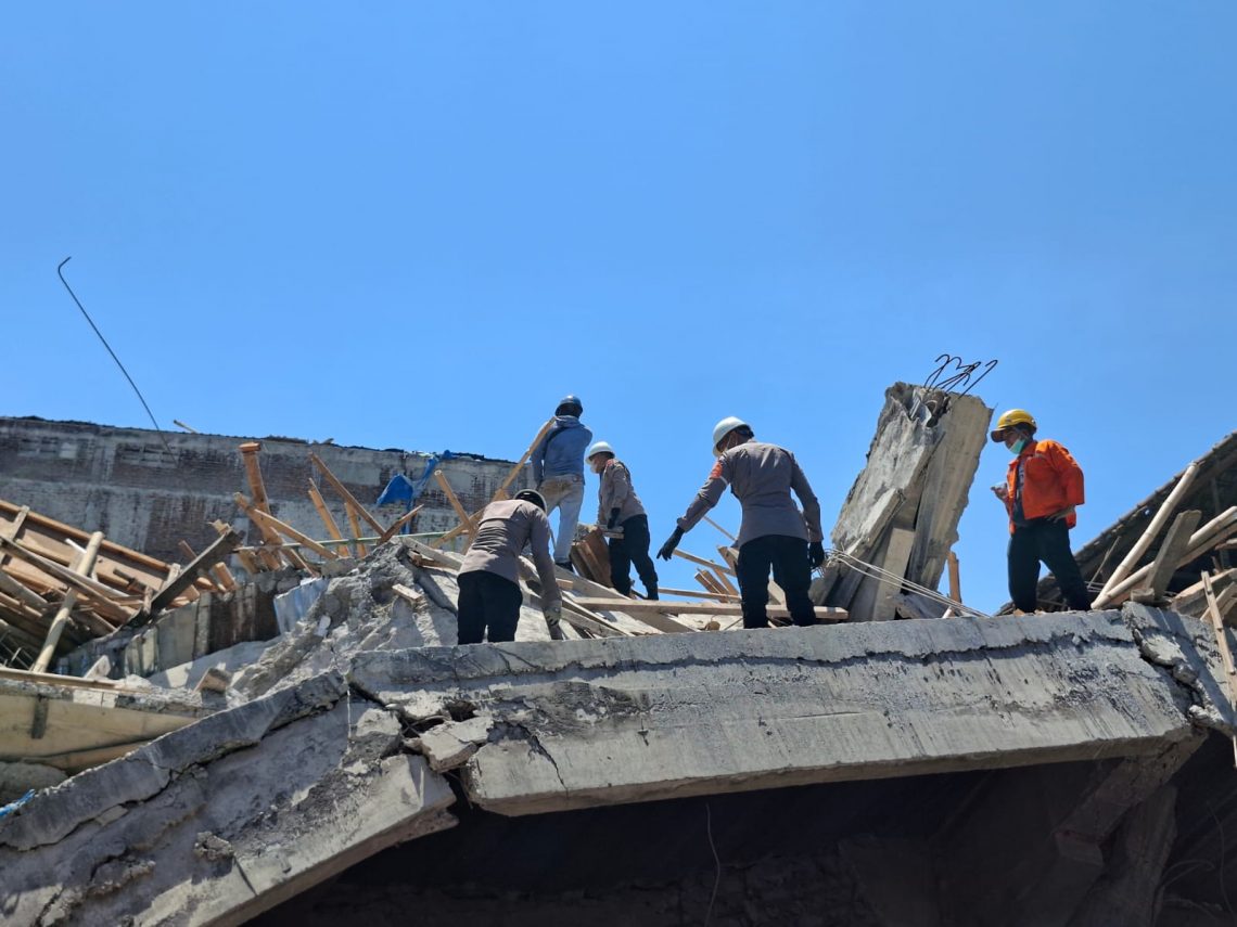 Puing Bangunan Ponpes Disisir Brimob