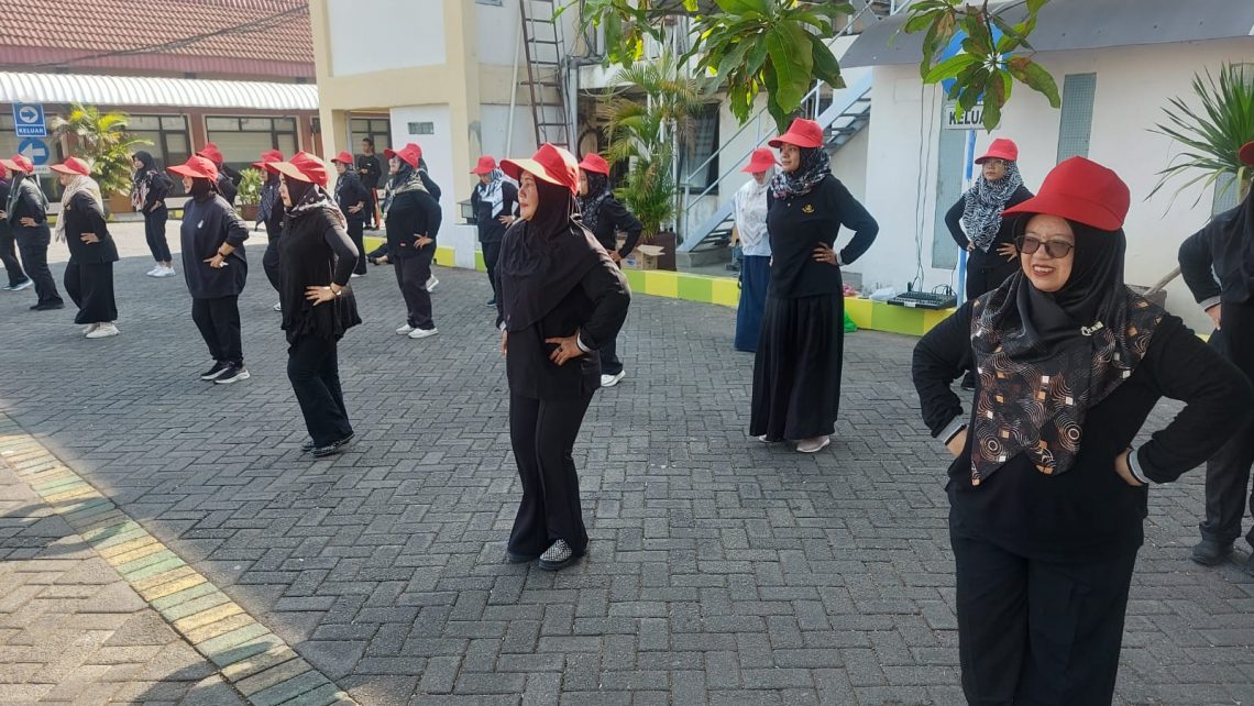 Dengan Senam, DWP Sekretariat DPRD Sidoarjo, Menjaga Kekompakan