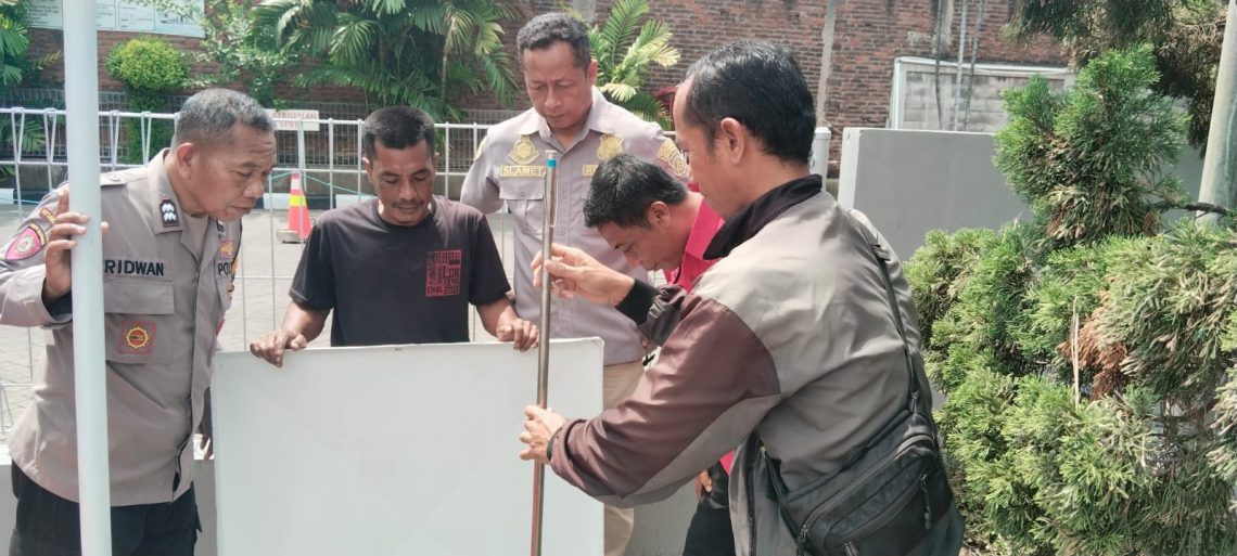 Polsek Tanggulangin Mengecek Kualitas Pertalite di SPBU Kedensari