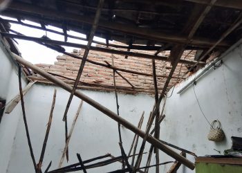 Angin Kencang Robohkan Atap Rumah Warga Krembung