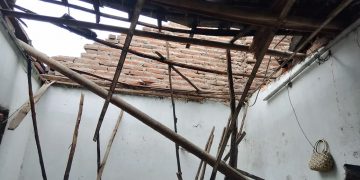 Angin Kencang Robohkan Atap Rumah Warga Krembung