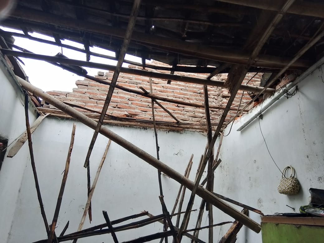 Angin Kencang Robohkan Atap Rumah Warga Krembung