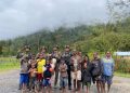 Personel Ops Damai Cartenz Tebar Keceriaan Bersama Anak-Anak di Distrik Bibida, Paniai