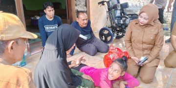 Wabup Mimik Serahkan Bantuan Kursi Roda  ke Penyandang Disabilitas