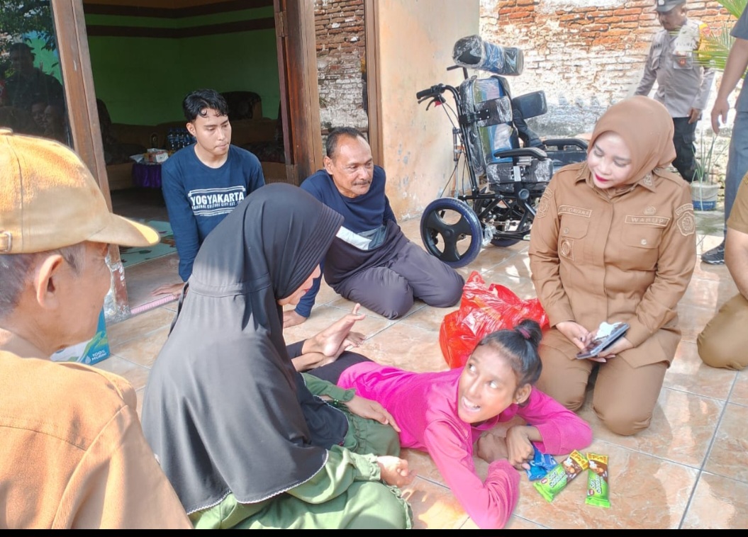 Wabup Mimik Serahkan Bantuan Kursi Roda ke Penyandang Disabilitas