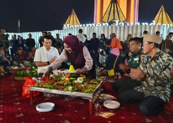 Pesta Rakyat di Luar Pagar